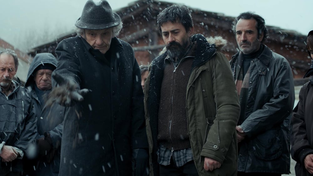 Schweigsame Männer: Cesare (3. v. r.) an der Beerdigung seines Neffen. © Cineworx