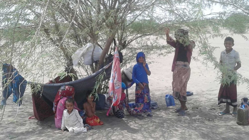 Vertriebene wie diese Familie aus Hodeida müssen oft im Freien ausharren – bei brütender Hitze tagsüber und kalten Nächten. © UNHCR Rawabi Al Nahdah
