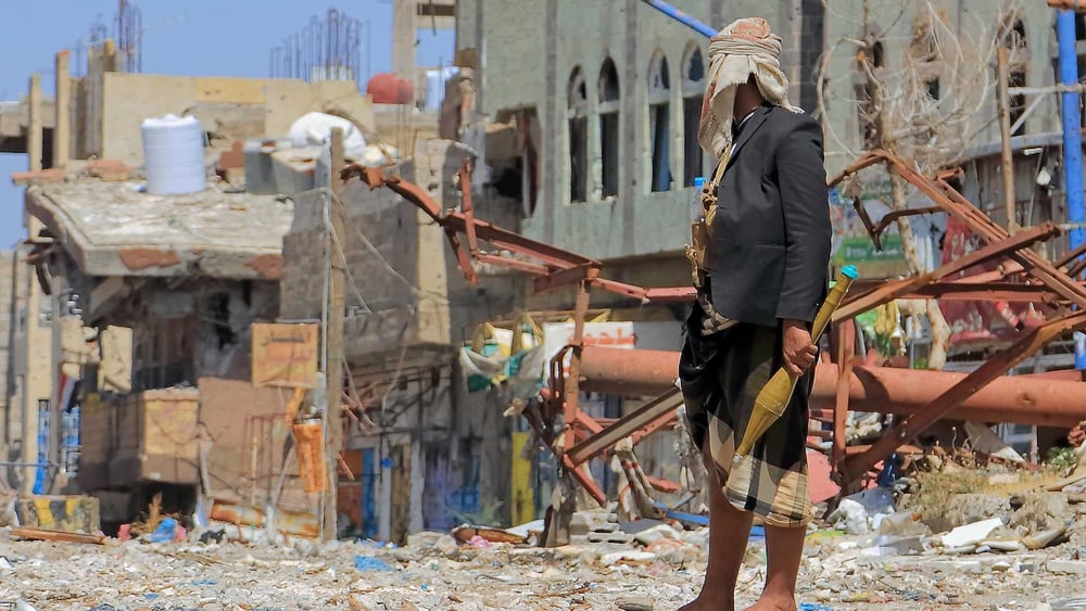 Zerstörte Städte, zerstörte Menschen: Jemenitischer Soldat im Kampf in der Stadt Taiz. © Anasalhadji / shutterstock.com