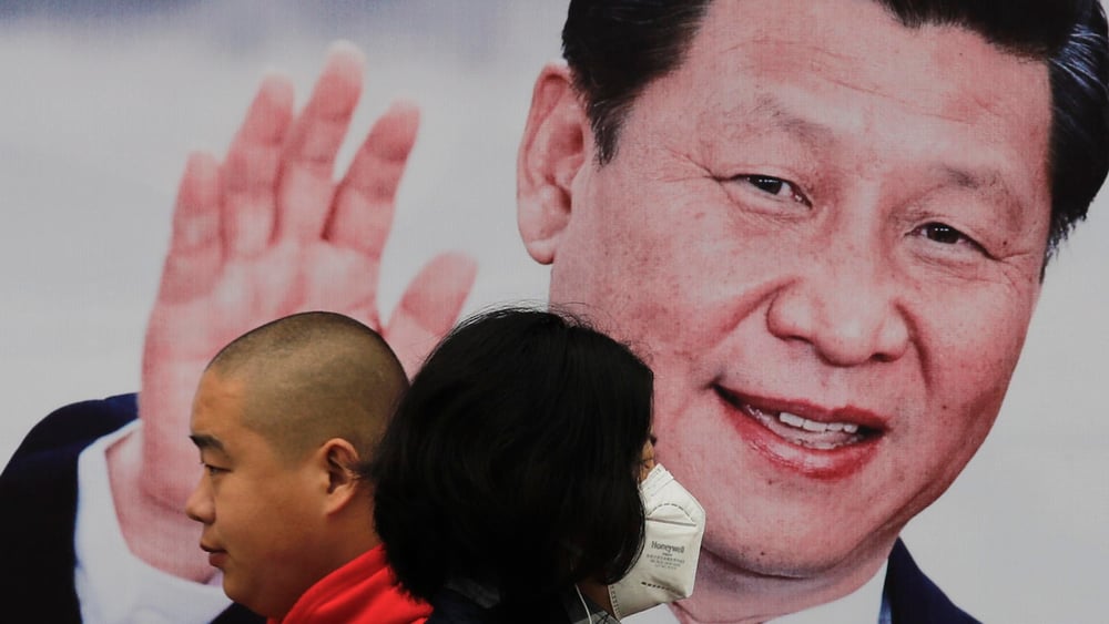 Der chinesische Volkskongress hob 2018 die Beschränkung der Amtszeit für Präsident Xi Jinping auf. Damit kann dieser seine Macht weiter ausbauen. © AP Photo/Andy Wong