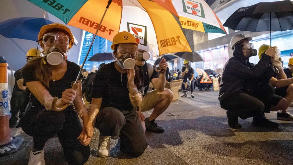 Sie trotzen dem Tränengas: Protestierende in Hongkong. © Geovien So/ SOPA Images/shutterstock