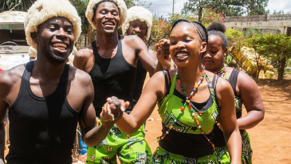 Mit Tanz- und Theateraufführungen thematisiert die Gruppe Wasanii Sanaa im Slum Kibera Menschenrechtsverletzungen und Gewalt. © Bettina Rühl