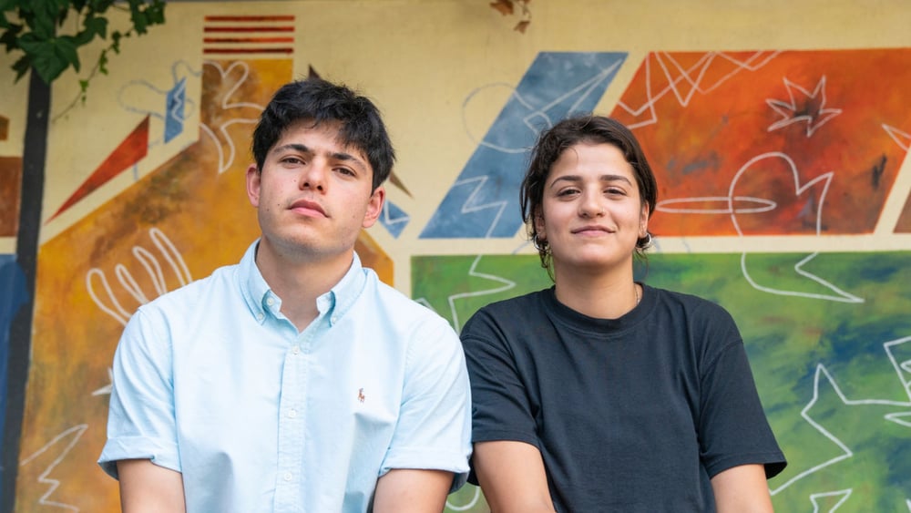 «Das Beängstigende ist, dass das jedem passieren kann»: Sarah Mardini und Seán Binder sassen über 100 Tage in Untersuchungshaft und warten auf ihr Gerichtsverfahren. © Amnesty International