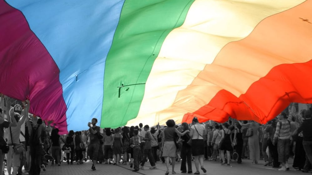 Am 9. Februar 2020 stimmen wir darüber ab, ob Schwule, Lesben und Bisexuelle besser vor Hassreden geschützt werden sollen. Kontroverse Debatten sind auch nach Annahme der neuen Regelung weiterhin möglich. © AI