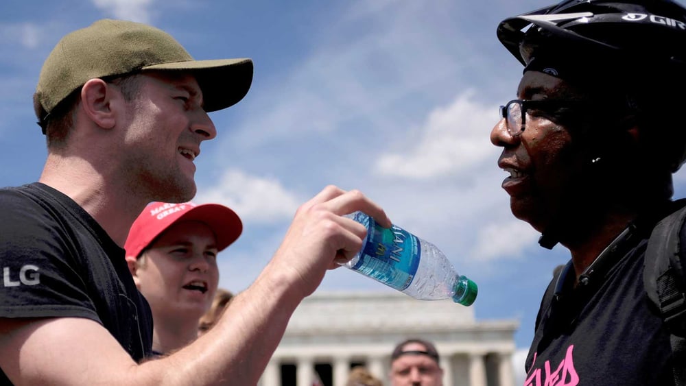 Don Folden (rechts) bietet Führungen über die afroamerikanische Geschichte an. Hier ist er mitten in einer Diskussion mit einem weissen Rassisten bei einer Kundgebung für «Redefreiheit» in Washington, D.C. © Reuters/ JAMES LAWLER DUGGAN