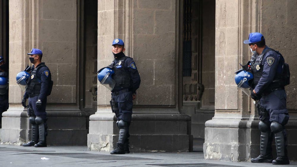 Polizisten schützen ein Gebäude in Mexiko Stadt im April 2020. © CDMX, Mexico / shutterstock.com