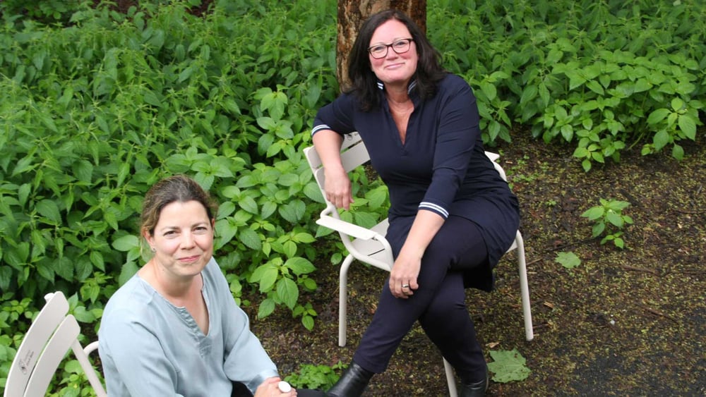 «Bleibt uns treu!»: Manon Schick (links) und Alexandra Karle danken all den Menschen, die Amnesty International unterstützen.