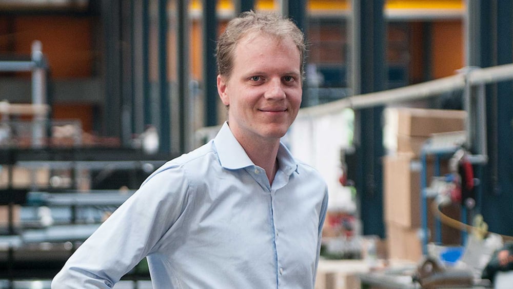 Samuel Schweizer in der Werkshalle in Hedingen. © zvg