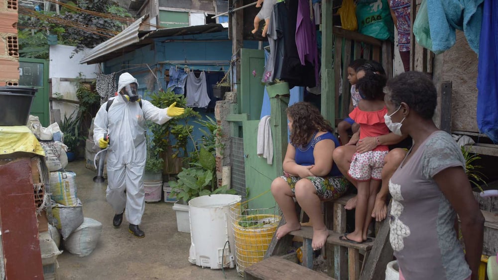 Die BewohnerInnen der Favela Santa Marta in Rio de Janeiro organisieren eine Reinigung der Strassen selbst, um die Verbreitung des Coronavirus zu bremsen. © Photocarioca / shutterstock.com