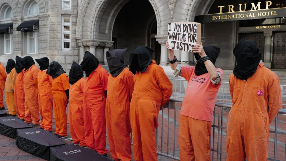 Aktion vor dem Trump-International Hotel in Washington am 11. Januar 2020 anlässlich des 18. Jahrestags der Eröffnung des Gefängnisses in Guantánamo. © Phil Pasquini / shutterstock.com