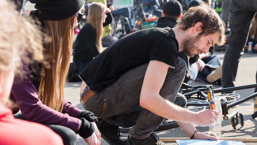 Seine Meinung an einer Demonstration auszudrücken, ist ebenfalls ein in der Verfassung garantiertes Grundrecht. Ein Kundgebungsteilnehmer bereitet sich auf eine Solidaritätsdemonstration zugunsten von Flüchtlingsrechten vor. © CYRIL ZINGARO / Keystone