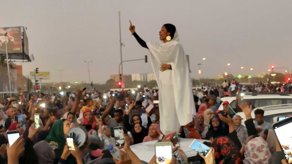 Das Bild ging um die Welt: Alaa Salah an einer Protestveranstaltung gegen die 30-jährige Herrschaft von Präsident Omar al-Baschir im Sudan. April, 2019@lana_hago