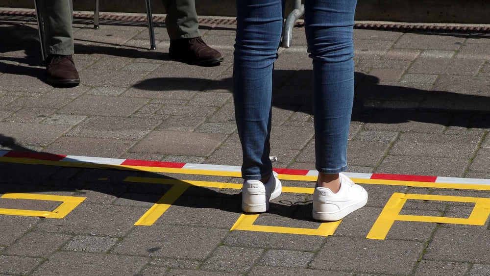 «Jeder Mensch hat das Recht auf den für ihn bestmöglichen gesundheitlichen Zustand.» Warten vor dem Universitätsspital Genf. © Reuters/Denis Balibouse