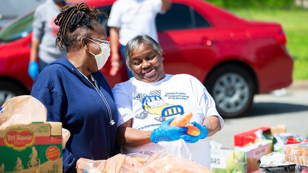 Mitglieder der Methodistenkirche verteilen Nahrungsmittel an Verarmte. © Sherman, TX / shutterstock.com