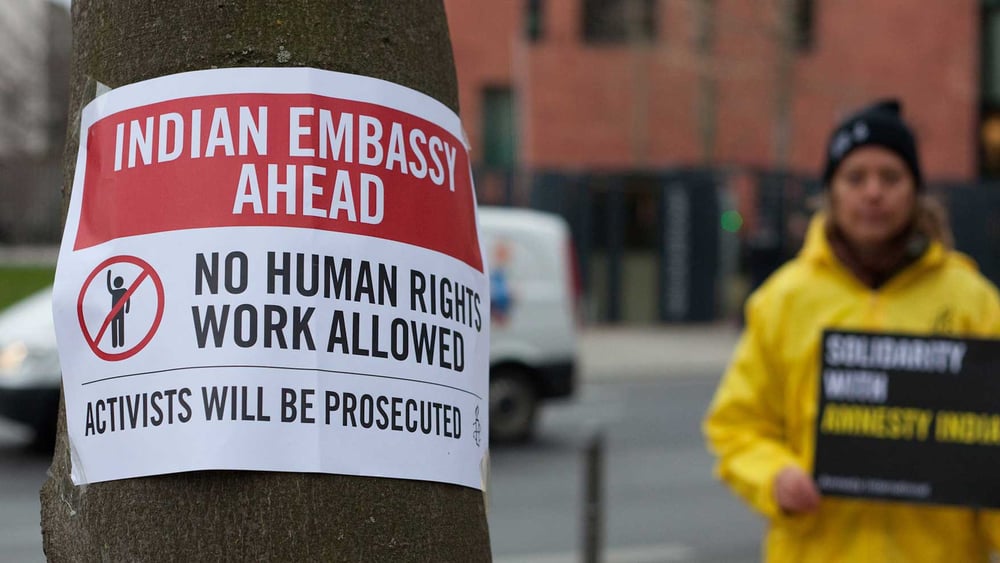 Unterstützungsaktion vor der indischen Botschaft in Berlin 2018, als die Konten der indischen Sektion ebenfalls eingefroren wurden. © Jan Petersmann / Amnesty International