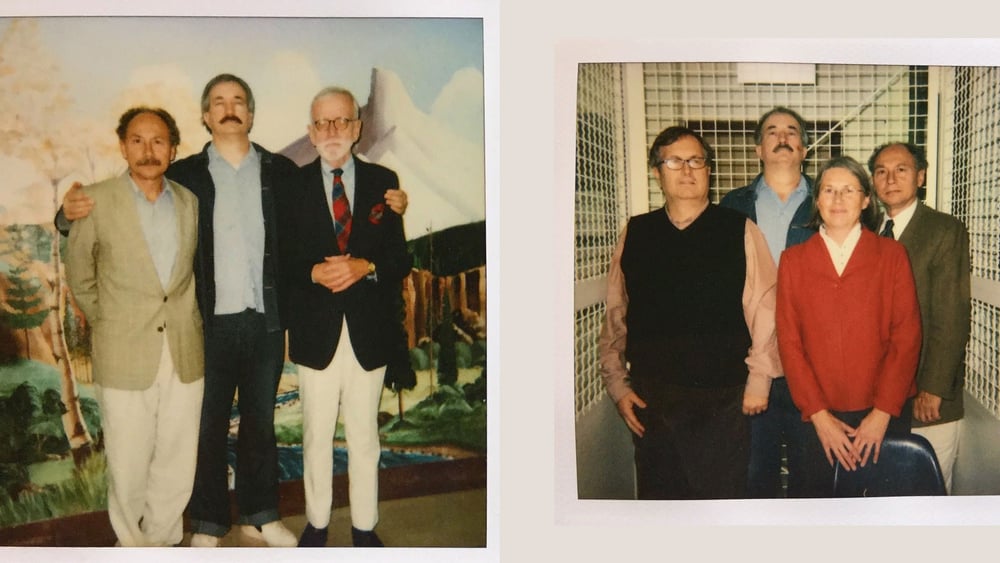 Bild links: Fünfter Besuch von Claudio Marinucci (links) bei N. I. Sequoyah (Mitte) im Kontakt-Besuchssaal des Todestrakts von San Quentin, 1998. Bild rechts: Zehnter Besuch bei N. I. Sequoyah in einem der Käfige für Kontaktbesuche, die nach Unruhen eingeführt worden waren (November 2003). © zvg