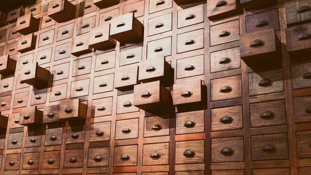 Jede Person, der wir im Alltag begegnen, stecken wir in eine der Schubladen in unserem Kopf. © MIA Studio / shutterstock.com