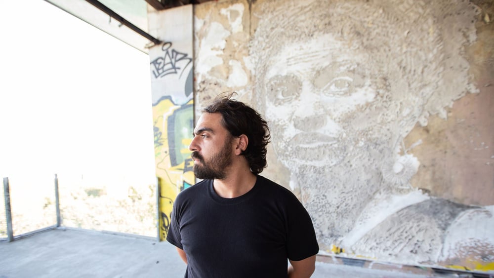 Künstler Vhils vor seinem Wandgemälde zu Ehren von Marielle Franco in Lissabon, Portugal. © Fernando Figueiredo Silva