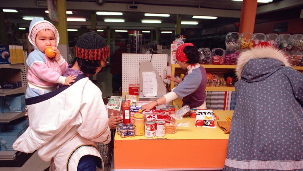 Die hohen Lebensmittelpreise im Norden Kanadas belasten die indigene Bevölkerung. © KEYSTONE/ARCTICPHOTO/Bryan and Cherry Alexander