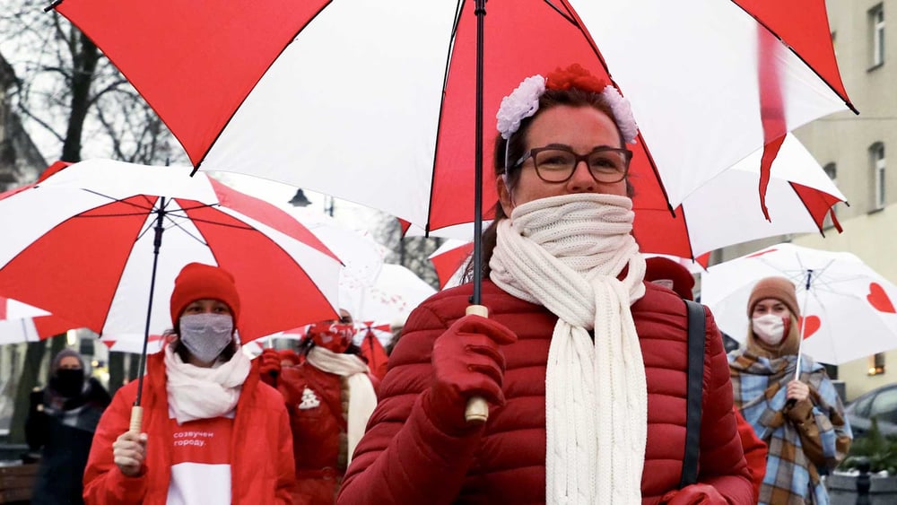 In den Farben der ehemaligen weissrot- weissen Flagge von Belarus protestieren Frauen gegen die Ergebnisse der Präsidentschaftswahlen 2020. © AFP via Getty Images