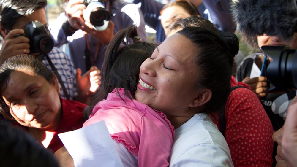 Teodora del Carmen Vásquez umarmt nach ihrer Freilassung die wartenden Unterstützer*innen. © Edgar Romero