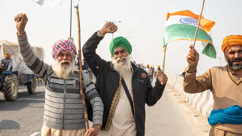 An Indiens Nationalfeiertag vom 26. Januar begaben sich Zehntausende Bäuer*innen nach Delhi, um gegen die Agrarreformen zu protestieren. © Ern Jones