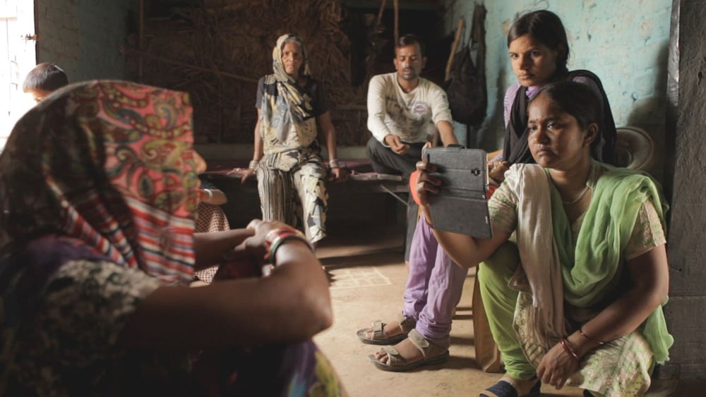 Chefreporterin Meera Devi bei der Arbeit. © Black Ticket Film