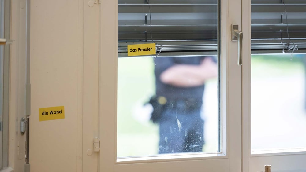 Ein Sicherheitsmann im Hof des Bundesasylzentrums Embrach, August 2020. © KEYSTONE/Christian Beutler