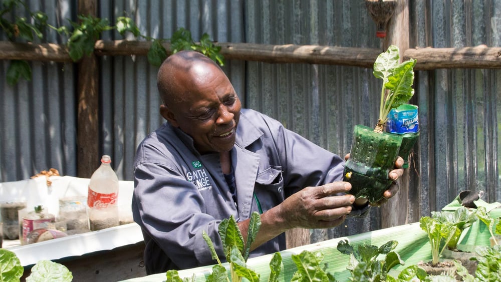 Joshua Kiamba an seinem Hydroponic-Tisch. © Bettina Rühl