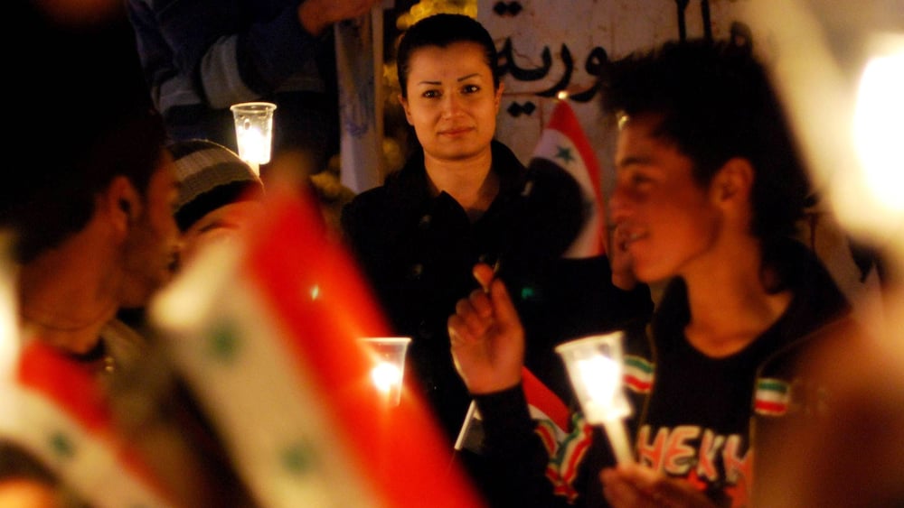 Demonstrant*innen protestierten am 28. März 2011 in Swaeda im Süden Syriens mit Flaggen und Kerzen gegen die brutale Gewalt der Regierung. © IMAGO / UPI Photo