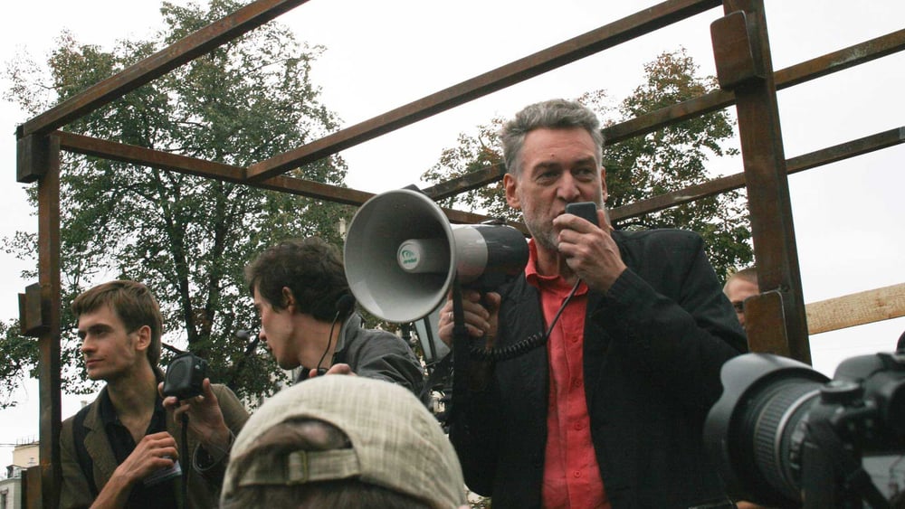Artemy Troitsky an einer Kundgebung in Moskau 2010, an welcher gegen die Abholzung eines Waldes protestiert wurde. © olegkozyrev / iStock