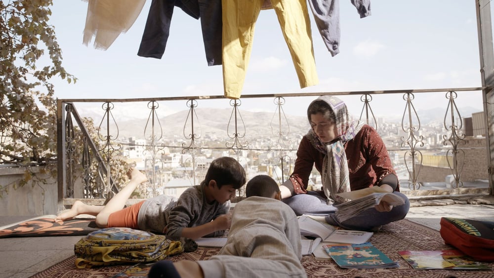 Eine iranische Familie erlebt im Film «A wie Apfel» ihr ganz persönliches Elend. Die Mutter sorgt für Zusammenhalt. © trigon-film