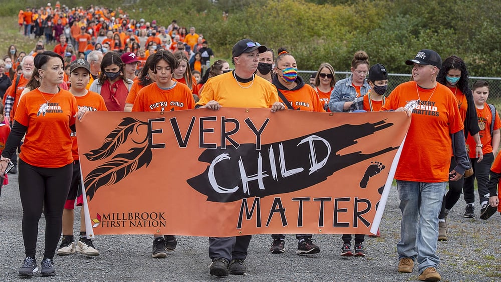 Die First Nations fordern Gerechtigkeit für jedes der misshandelten und gestorbenen Kinder.© Andrew Vaughan/AP