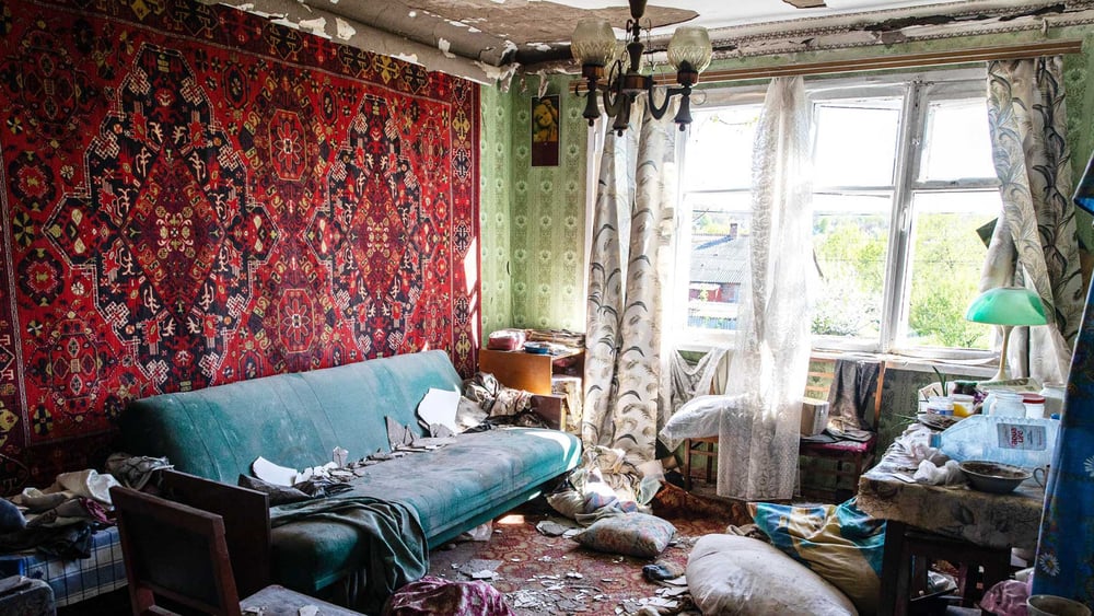Sexualisierte Gewalt wird in Kriegen immer wieder als Waffe eingesetzt. Ein zerstörtes Zimmer in Slatyne nach einem russischen Artillerieangriff im Mai. © Alex Chan Tsz Yuk/SOPA Images/LightRocket via Getty Images