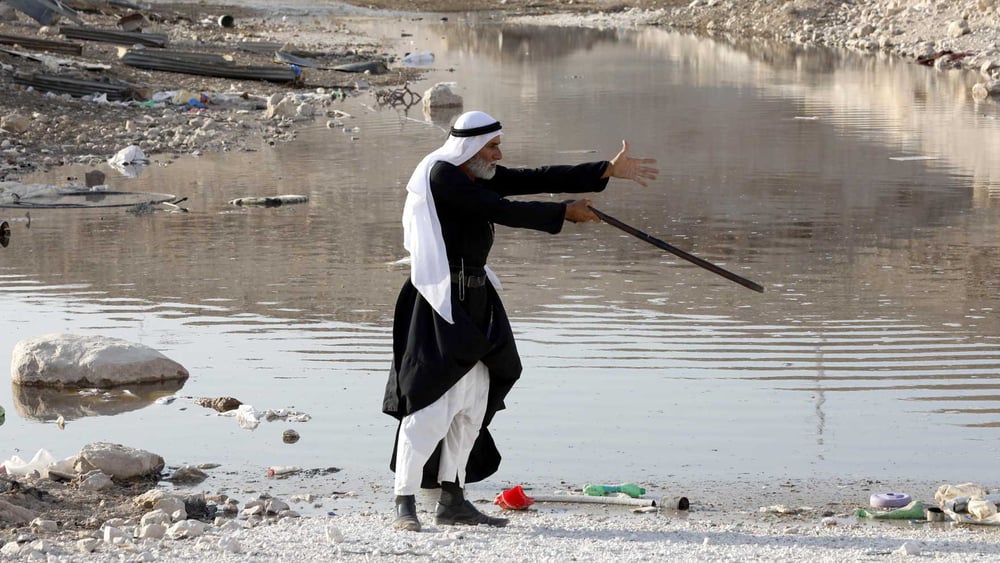 Ein alter Palästinenser ärgert sich über das Abwasser einer Siedlung. © EPA/Abed Al Hashlamou