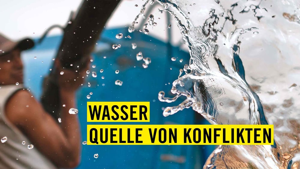 Ein peruanischer Arbeiter bringt Wasser nach Pachacútec, einen Vorort von Lima, der unter gravierendem Wassermangel leidet. © Jan Sochor / Alamy Stock Photo