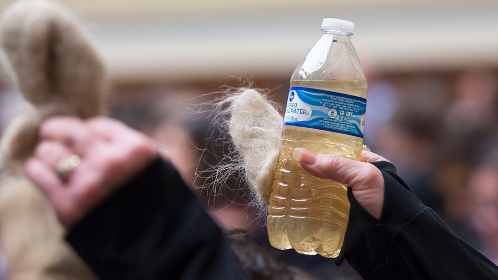 Das bleiverseuchte Wasser aus dem Flint River hatte bisweilen eine trübe, braune Farbe. Viele Menschen litten unter starkem Haarausfall. © Keystone / AP / Molly Riley
