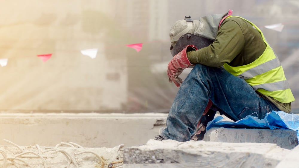 Schuften in Vollmontur bei zum Teil über 40 Grad Celsius im Schatten: Ein Bauarbeiter in Katar. © Ekkasit A Siam / shutterstock