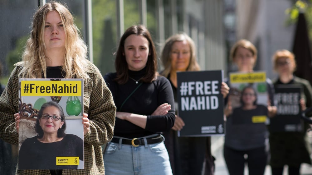 An der Seite von Nahid Taghavi: Amnesty-Aktivistinnen demonstrieren für die Freilassung der inhaftierten Frauenrechtlerin. © Jarek Godlewski / Amnesty International