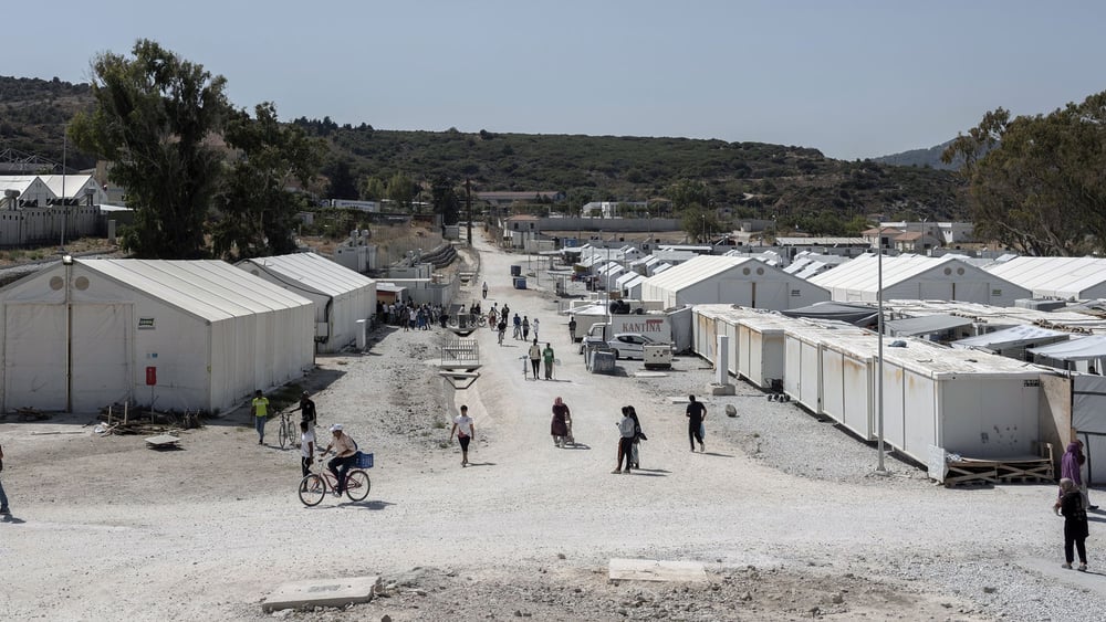 Ein für menschliche Nähe kaum geeigneter Ort: In den Lagern auf Lesbos gibt es keine Privatsphäre, wie die Familie Nikpa aus Afghanistan erfahren musste. © Dimitris Michalakis