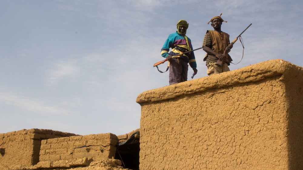 Selbstverteidigungsmilizionäre im Zentrum von Mali: Auch diese Milizen respektieren die Menschenrechte nicht immer. © Bettina Rühl