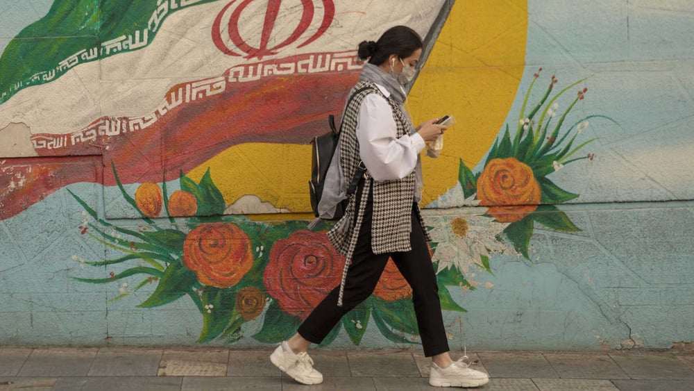 Mutige Form des Widerstands: Eine Frau geht mit unbedeckten Haaren durch Teheran, 1. November 2022. © Contributor / Getty Images