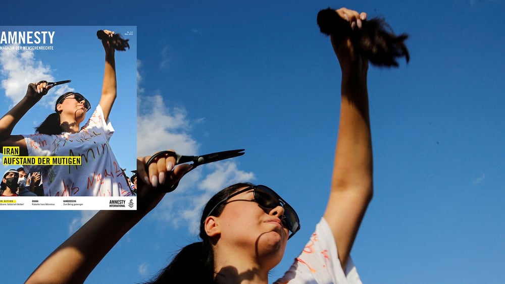 Als Symbol der Solidarität mit den Frauen im Iran schnitten sich viele Demonstrantinnen überall auf der Welt die Haare ab, wie hier eine Frau in Istanbul. © REUTERS/Dilara Senkaya