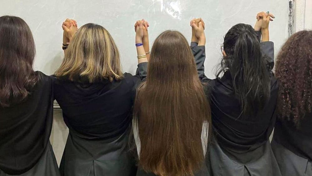 Der Zusammenhalt macht sie stark: Iranische Studentinnen protestieren mit offenem Haar gegen die Angriffe auf Mädchen und Frauen in Schulen. © private