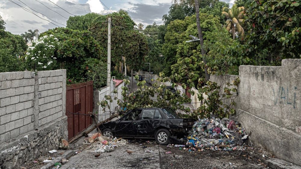 Eine von den Quartierbewohner*innen errichtete Barrikade, die die Banden daran hindern soll, ihre Entführungsaktionen durchzuführen. © Théophile Simon