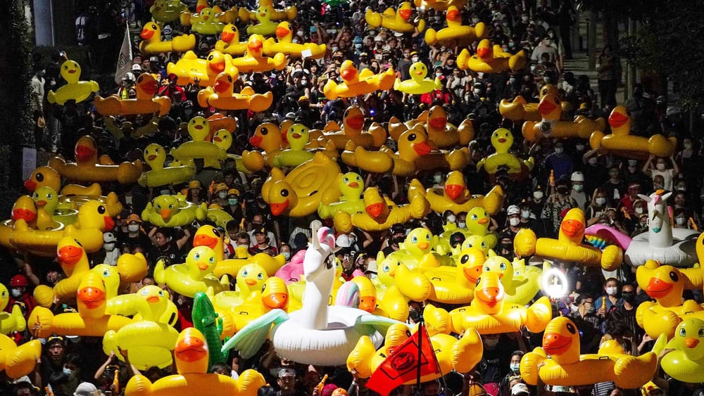 Die Gummiente wurde zum Symbol der Protestbewegung, die den König und das Militär herausfordert. © Athit Perawongmetha / Reuters