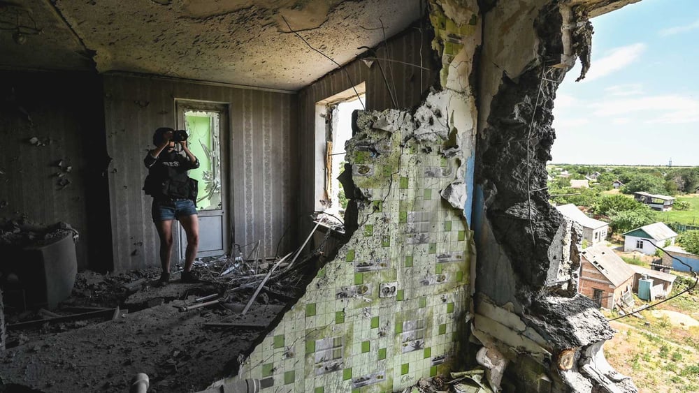 Als Journalistin ist man in der Ukraine mit schrecklichen Bildern konfrontiert – aber auch mit der Widerstandskraft der Bevölkerung. © xDmytroxSmoliyenkox/imago