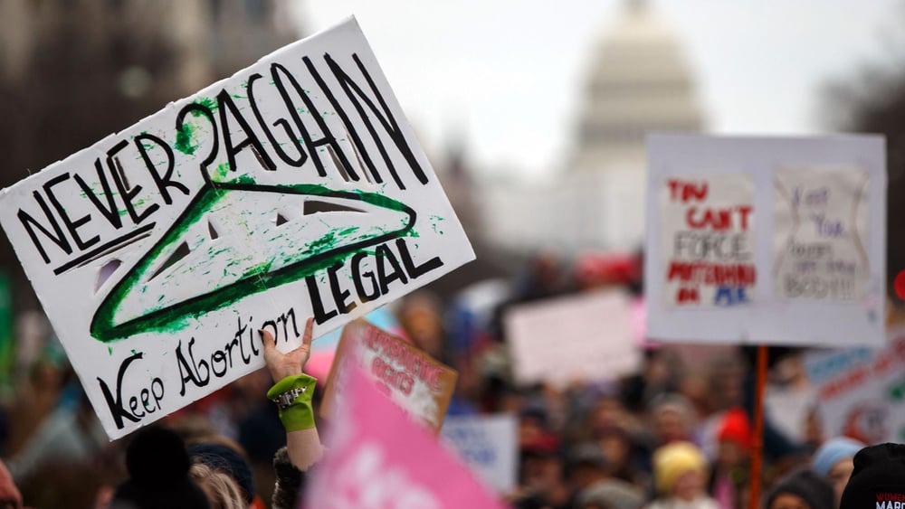 Weil Schwangerschaftsabbrüche in vielen Bundesstaaten in den USA verboten sind, müssen viele Frauen anderweitig Hilfe suchen – auch in Mexiko. © Bryan Olin Dozier/NurPhoto/Shutterstock