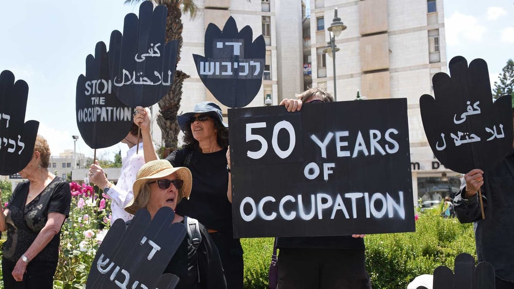 Eine stille Form des Protests: Mahnwache der Women in Black in Jerusalem. © Debbie Hill/UPI/Alamy