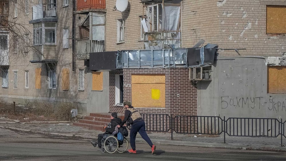 In der Ukraine sind Menschen mit Behinderungen besonders stark vom Krieg betroffen. Da die Flucht fast unmöglich ist, werden sie oft im Kriegsgebiet zurückgelassen. © REUTERS/Alex Babenko